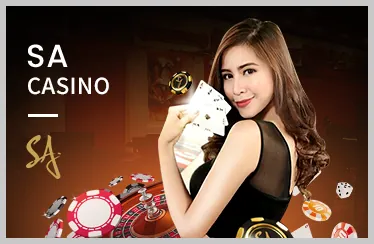 Trận đấu tennis chuyên nghiệp trên sân đất nện, người chơi đang giao bóng, logo ga65 code ở góc sân